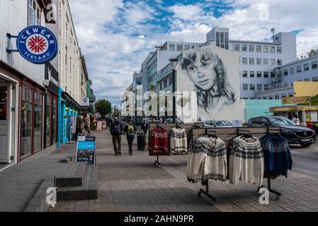 Akureyri, Islande - 17 juillet, 2018 Vue de la rue Hafnarstraeti ville d'Akureyri, la capitale du Nordurland eystra dans la région nord de l'Islande. Banque D'Images