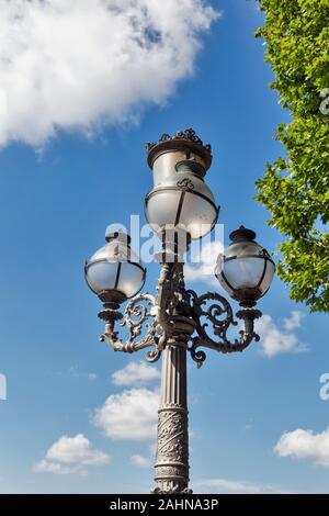 Magnifique cité médiévale rue ornement lumière contre ciel bleu. Bologne, Italie, Europe. Parc de la Montagnola. Banque D'Images