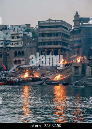 Des morts brûlent sur les ghats de Varanasi au Ganga en Inde Banque D'Images