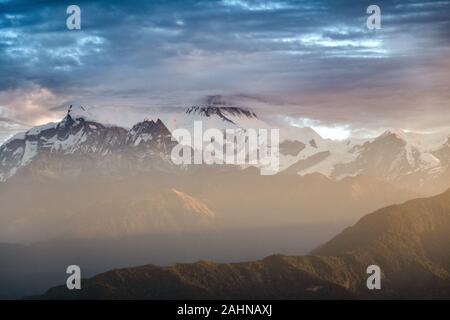 Les belles couleurs de la lumière du matin qui brille sur les montagnes de l'Himalaya du Népal. Vu du point de vue de Sarangkot à l'extérieur de Pokhara, au Népal. Banque D'Images