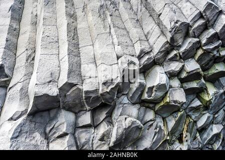 Vue depuis les falaises basaltiques hexagonales à dans le bas de la montagne Reynisfjall dans le sud de l'Islande. Banque D'Images