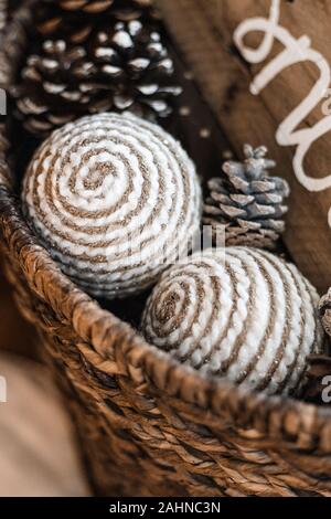 Vintage cuir rustique maison de vacances hiver décorations dans panier tissé Banque D'Images