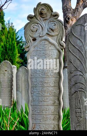 Pierre tombale dans le cimetière de la mosquée Suleymaniye, Istanbul, Turquie Banque D'Images