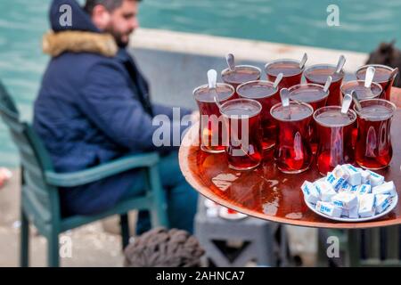 Du thé turc servi dans la manière typique Banque D'Images