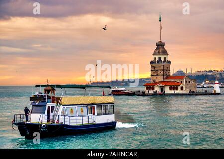 Bateau de tourisme en face de la tour de la jeune fille (également connu sous le nom de la tour de Léandre), Üsküdar, Istanbul, Turquie. Banque D'Images