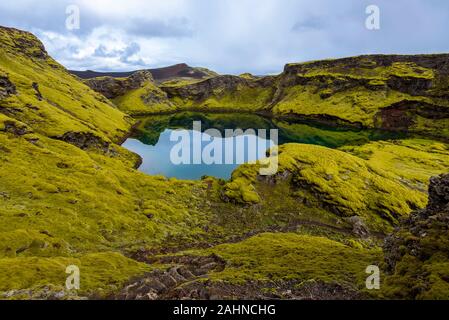 L'Tjarnargigur cratère rempli d'eau est l'un des plus impressionnants cratères de Lakagigar fissure volcanique du sud de hautes terres d'Islande. Étang Banque D'Images