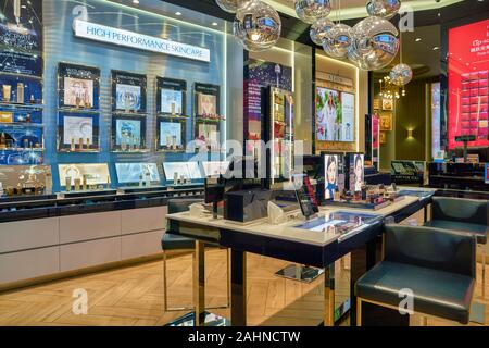 Singapour - CIRCA AVRIL 2019 : produits cosmétiques sur l'affichage à l'Estee Lauder stocker dans le Shoppes at Marina Bay Sands. Banque D'Images