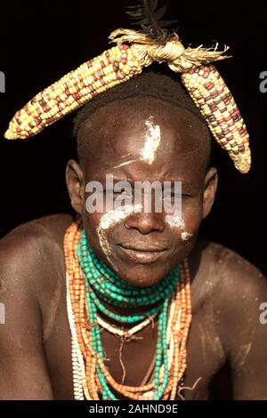 La tribu Karo, jeune garçon Karo tribal, vallée de l'Omo, Ethiopie, Afrique Banque D'Images