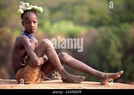 La tribu Karo, jeune garçon Karo tribal, vallée de l'Omo, Ethiopie, Afrique Banque D'Images