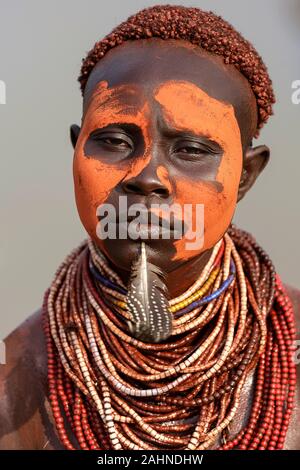 Jeune femme de la tribu Karo avec visage peint et colliers, vallée de l'Omo, Ethiopie, Afrique Banque D'Images