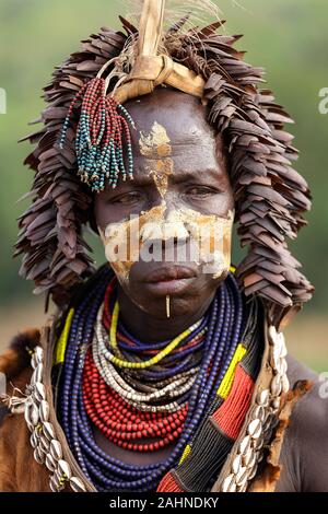 La tribu Karo, vallée de l'Omo, Karo homme avec visage peint et décoré, avec colliers, Ethiopie, Afrique Banque D'Images