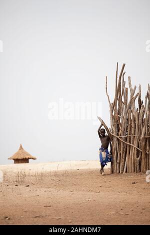 La tribu Karo, jeune garçon Suri tribal dans le désert, vallée de l'Omo, Ethiopie, Afrique Banque D'Images