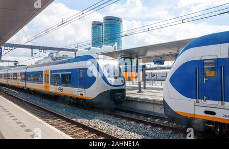 La gare centrale d'Utrecht, Pays-Bas - le 28 mai 2019 : Plate-forme d'Utrecht Centraal Station avec un sprinter Lighttrain (SLT) de la Nederlandse Spo Banque D'Images