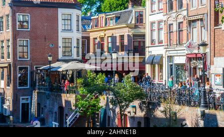 Voir l'historique du centre-ville d'Utrecht avec l'Oudegracht (Vieux canal) et la Donkere Gaard street sur un après-midi ensoleillé. Les Pays-Bas. Banque D'Images