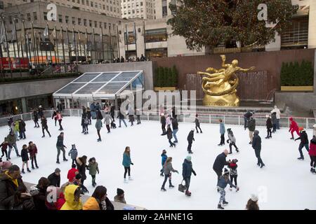 Arbre de Noël et de la patinoire, du Rockefeller Center, New York City, New York, USA Banque D'Images