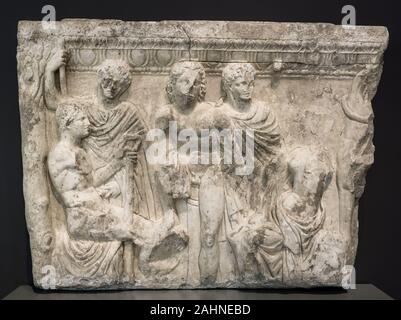 Ancienne cité romaine. Panneau latéral d'un sarcophage. 200-250 AD AD. Antioche. En ce panneau a été une fois que le mur de côté d'un cercueil en pierre massive. Il est décoré en relief d'une scène tirée de la vie de l'héros mythique grec Meleager, qui a dirigé la recherche d'un sanglier qui était de terroriser la population de Calydon. Ici le vaillant hunter se trouve dans le centre, son pied droit posé sur un rocher. Il est entouré de ses compagnons, y compris Héraclès à l'extrême gauche, qui est armé de son club, à crampons distinctif et son bien-aimé, Atalanta (sans tête), maintenant assis sur la droite. Meleager's tête ressemble à por Banque D'Images