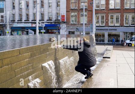 L'homme de prendre une photo d'un canard dans le centre-ville de Nottingham Banque D'Images