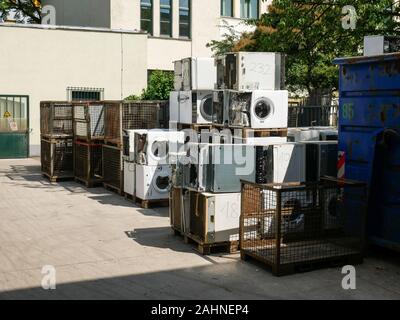 Vienne/Autriche - 4 juin 2019 : jeter les lave-linge empilés à l'extérieur d'un composé de recyclage et de valorisation à Vienne Banque D'Images