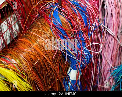 Vienne/Autriche - 4 juin 2019 : tas de fils électriques de couleurs utilisé dans les ordinateurs et autres appareils triés sur un composé de récupération et recyclage de vi Banque D'Images