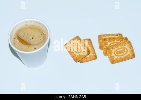 Café thé chaud avec du lait et miel biscuits cookies - pause snack Banque D'Images