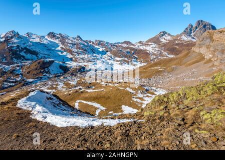 Voir au col du Portalet est au début du mois de janvier. Pic d'Ossau Midi remarquable en français Pyrénées Atlantiques est à droite, et l'espagnol Aragon est une Banque D'Images