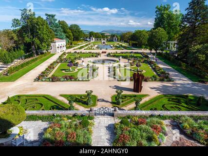 Jardins à la française de la Villa Arnaga à Cambo-les-Bains, vue de la villa fenêtre. Pays Basque, France. Banque D'Images