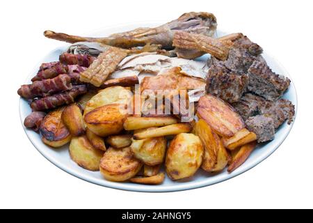 Dîner rôti plat de service avec la Turquie, pommes de terre, le panais, les saucisses, les farces et les craquements d'un cas isolé sur fond blanc avec un clipping p Banque D'Images