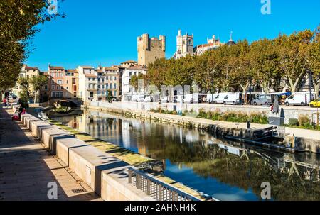 Narbonne, France - le 30 octobre 2016, Canal de la Robine à Narbonne vu depuis le quai en direction de centre-ville historique. Banque D'Images
