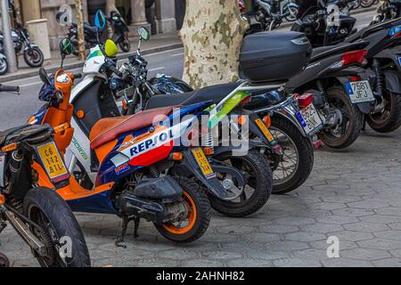 Scooters colorés à Barcelone Banque D'Images