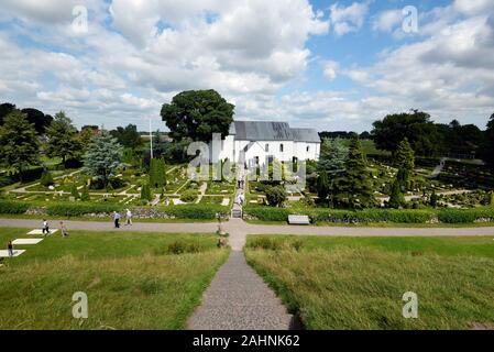 Jelling, Denmark-July 26, 2017 personnes visitant Jelling site historique vu de Horms hill. L'âge des pierres runiques vikings situé en face de l'Église. Banque D'Images