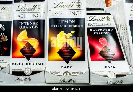 Samara, Russie - le 21 décembre 2019 : un assortiment de barres de chocolat noir Lindt Excellence sur les tablettes en magasin. C'est un chocolatier suisse Lindt et confection Banque D'Images