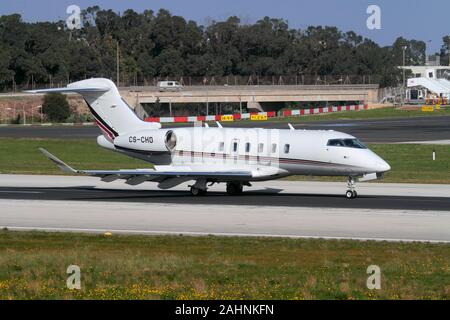 Bombardier Challenger 350 jet privé exploité par Netjets Europe à l'arrivée à Malte Banque D'Images