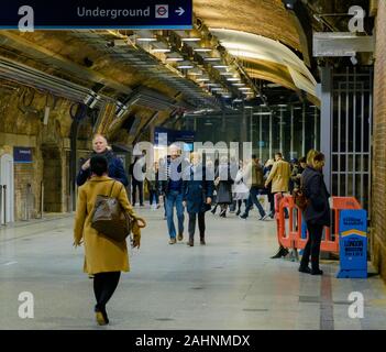 Les gens qui marchent à la Station London Bridge, au sud-est de Londres, en hiver. Banque D'Images