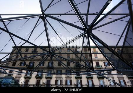 Pergola couvrant l'entrée de la station de métro Garibaldi conçu par l'architecte français Dominique Perrault dans le métro de Naples Piazza Garibaldi Banque D'Images