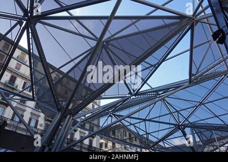 Pergola couvrant l'entrée de la station de métro Garibaldi conçu par l'architecte français Dominique Perrault dans le métro de Naples Piazza Garibaldi Banque D'Images