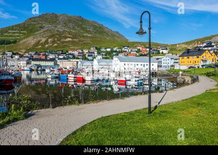 Col à pied dans Honningsvag town dans l'île de Mageroya Harbourside. Dans le comté de Finnmark Nordkapp Municipalité de Norvège. Banque D'Images