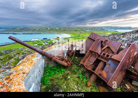 Vieux canon détruit à Hamningberg coastal fort, vestige militaire allemand de la Seconde Guerre mondiale 2d passe-temps. Le village des pêcheurs abandonnés Hamningberg et le Banque D'Images