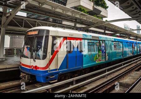 BANGKOK, THAÏLANDE - 23 décembre 2018 : BTS Sky Train est élevée de transport en commun rapide à Bangkok, Sky Train est en marche au centre-ville de Bangkok. Banque D'Images