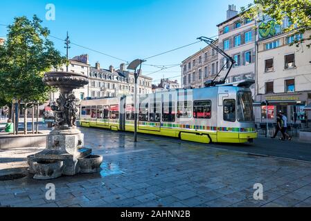 Saint-Etienne, France - le 29 juillet 2019 Street view en centre-ville de Saint Etienne. Le tramway passant le long de la Place du Peuple. La Statue avec fou Banque D'Images