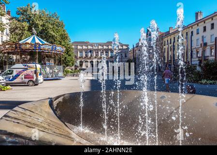 Saint-Etienne, France - 29 juillet 2019 La place de l'Hôtel de ville dans le centre-ville de Saint Etienne. La fontaine est au premier plan. Banque D'Images