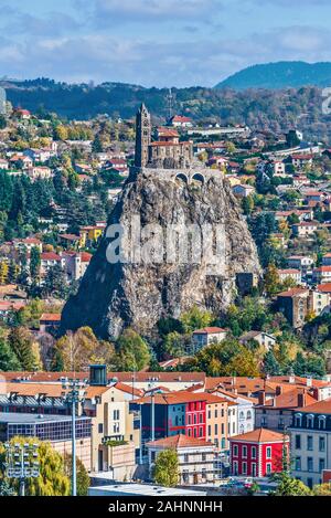 Château d'Aiguilhe rock avec la chapelle dans le Puy-en-Velay ville. Haute-Loir, Auvergne-Rhone-Alpes en France. Banque D'Images