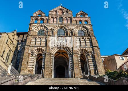 La façade de la Cathédrale du Puy à Le Puy-en-Velay ville. Département Auvergne-Rhone Haute-Loir, en France. Banque D'Images