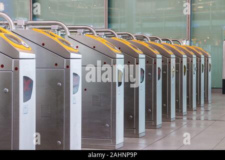 Ligne de billet électronique, les obstacles dans le hall de la Gare Centrale d'Utrecht. Les passagers peuvent utiliser une carte à puce sans contact pour les check-in et out. Utrecht, Banque D'Images