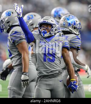 Arlington, TX, États-Unis. 28 Dec, 2019. Memphis' Kenneth Gainwell # 19 fait la première vers le bas du signal pendant la Goodyear Cotton Bowl Classic match de football entre les Memphis Tigers et les Penn State Nittany Lions au Stade AT&T à Arlington, TX. Kyle Okita/CSM/Alamy Live News Banque D'Images