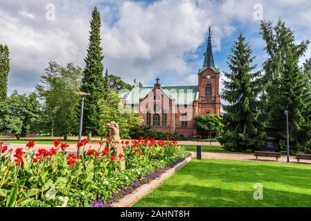 Jyvaskyla, Finlande - le 18 août 2017 Kirkkopuisto park de Jyvaskyla city dans le centre de la Finlande. L'église est Kaupunginkirkko à fond. Banque D'Images