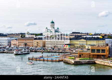 Helsinki, Finlande - le 20 août 2017 Ville d'Helsinki comme vu à partir de terminaux portuaires. Banque D'Images