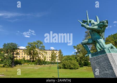 Stockholm, Suède- le 21 août 2017 La statue dans le Port de l'île de Djurgarden Frihetens dans le centre de Stockholm. Le bâtiment de l'école Manillaskolan Banque D'Images