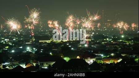 2020 Feu d'artifice du Nouvel An à Surabaya, l'Est de Java, Indonésie Banque D'Images