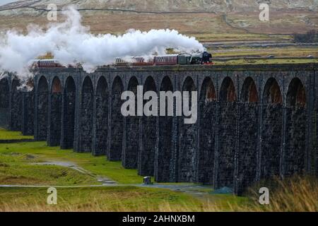 60103 Flying Scotsman crossing Ribblehead Viaduc, North Yorkshire, UK Banque D'Images