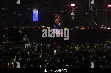 Hong Kong, Chine. 31 Dec, 2019. Star Spangled Banner est affichée à minuit au Harbourfront Victoria comme des milliers de citoyens de Hong Kong, de nombreux manifestants de célébrer la nouvelle année 2020 et une arrivée d'une nouvelle décennie.Jan 1, 2020 Hong Kong.ZUMA/Liau Chung-ren Crédit : Liau Chung-ren/ZUMA/Alamy Fil Live News Banque D'Images